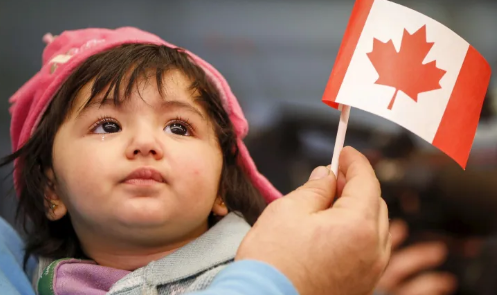 كندا تعلن عن تخطيطها لاستقبال 45،000 لاجئ هذا العام وتسريع طلبات الإقامة الدائمة