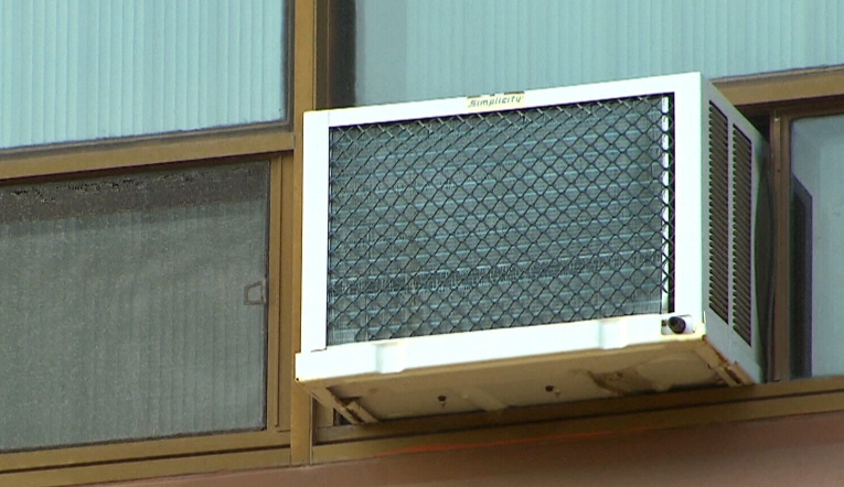 المستأجرون في تورنتو يشتكون من إجبارهم على إزالة مكيفات الهواء