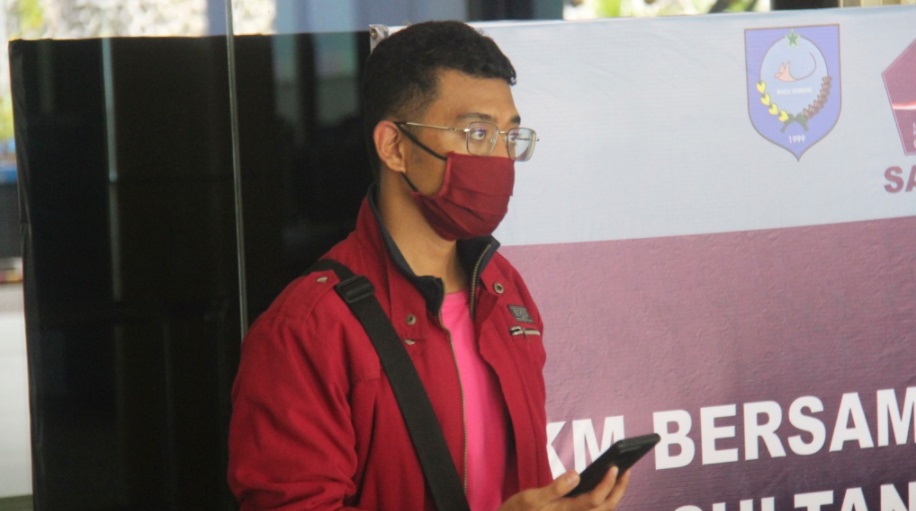 رجل مصاب بكورونا يرتدي النقاب منتحلا شخصية زوجته ليصعد على الطائرة