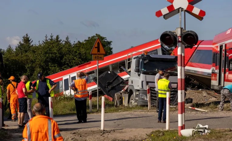 إصابة 8 أشخاص في حادثة اصطدام قطار بشاحنة بين بولندا وألمانيا