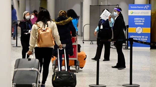 خبراء كنديون: فصل المسافرين الملقحين عن غير الملقحين في المطارات فكرة جيدة جداً