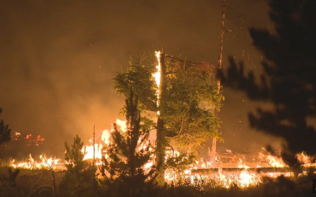 مطالبات بالسماح لمالكي الأراضي في بريتش كولومبيا بالبقاء و المساعدة في إخماد الحرائق