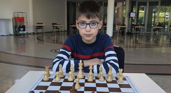 "الطفل المعجزة"..طفل سوري يُبهر عالم الشطرنج في ألمانيا