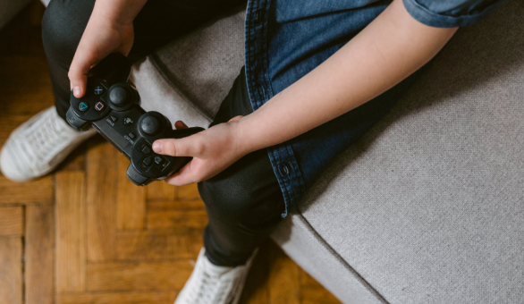 الصين تصدر قانوناً يمنع الأطفال دون سن 18 من لعب ألعاب الفيديو لأكثر من ثلاث ساعات في الأسبوع