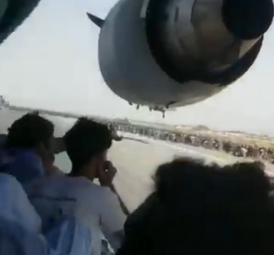 بالصور: رجال أفغانستانيون يتشبثون بجوانب الطائرة الأمريكية أثناء إقلاعها للفرار من طالبان