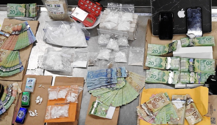 شرطة إدمنتون تصادر مخدرات غير مشروعة وأموال بقيمة 117 ألف دولار من أحد المنازل