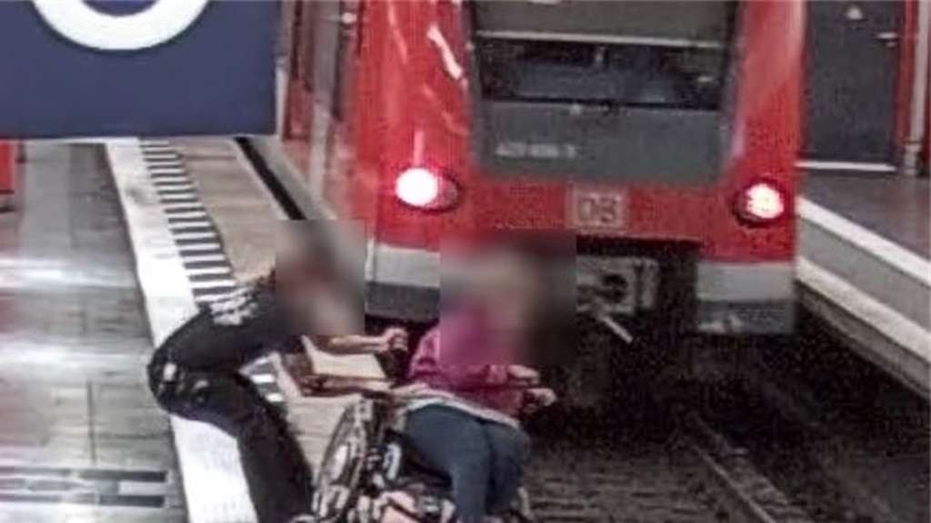 رجل شجاع ينقذ امرأة مقعدة من السقوط أمام قطار في ميونخ