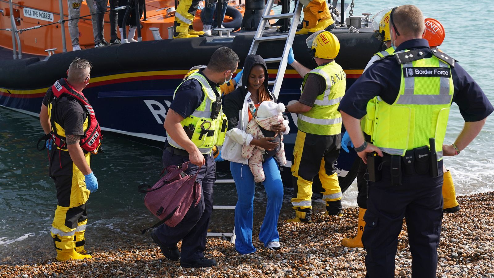 أزمة المهاجرين: رُضّع وأطفال صغار من بين أكثر من 150 مهاجراً إلى المملكة المتحدة