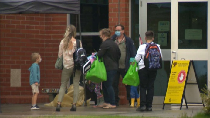 الوباء يجبر الكثير من المدارس في جميع أنحاء كندا على الإغلاق بعد أيام من إعادة الافتتاح