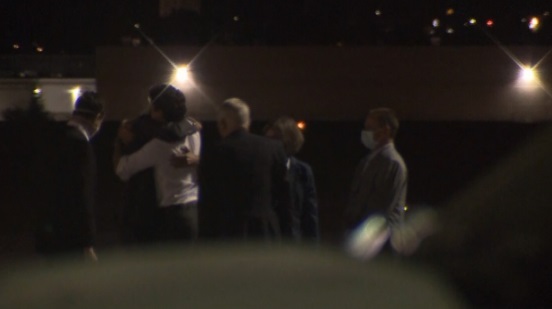  ترودو يعانق شخصا في مدرج المطار الذي وصل إليه مايكل كوفريج ومايكل سبافور