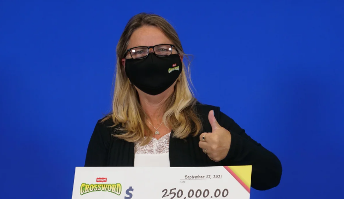 امرأة من أونتاريو تفوز ب250 ألف دولار بعد 30 عاماً من لعب اليانصيب