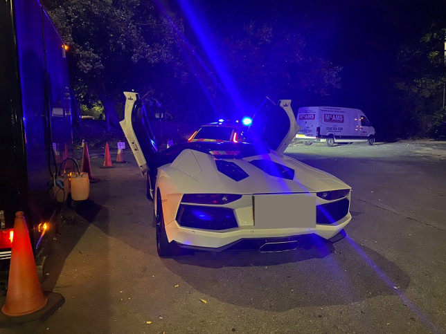 سائق يعود للبيت باكياً بعد مصادرة سيارته Lamborghini Aventador