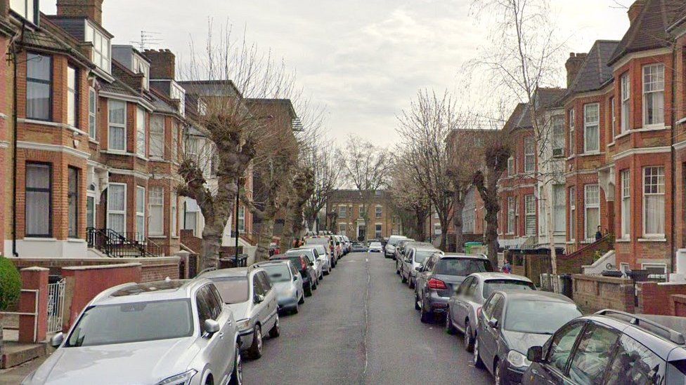 لندن:عبد الله قريشي يشن هجمات عنصرية غير مبررة على السكان