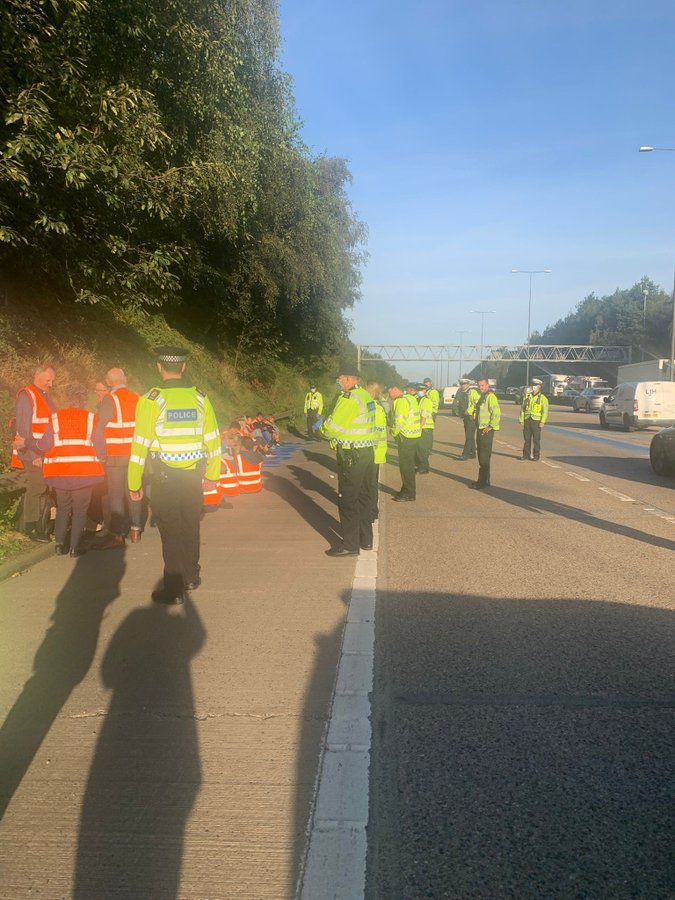 بريطانيا: اعتقال 23 متظاهراً أغلقوا الطريق السريع M25 للمرة الخامسة
