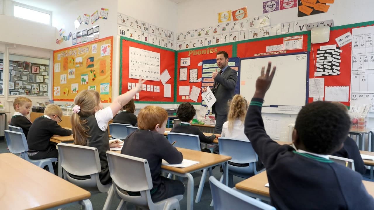 انتقادات تطال الحكومة البريطانية بشأن عودة فتح المدارس