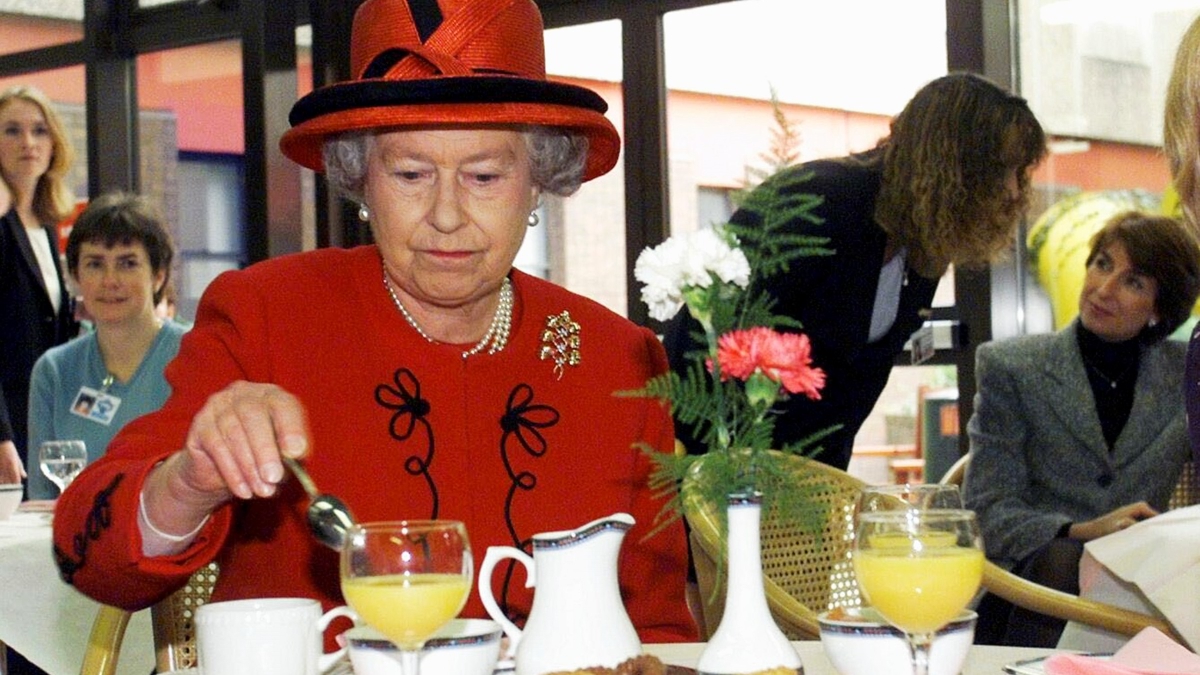 إليك أغرب عادات تناول الطعام لملكة بريطانيا
