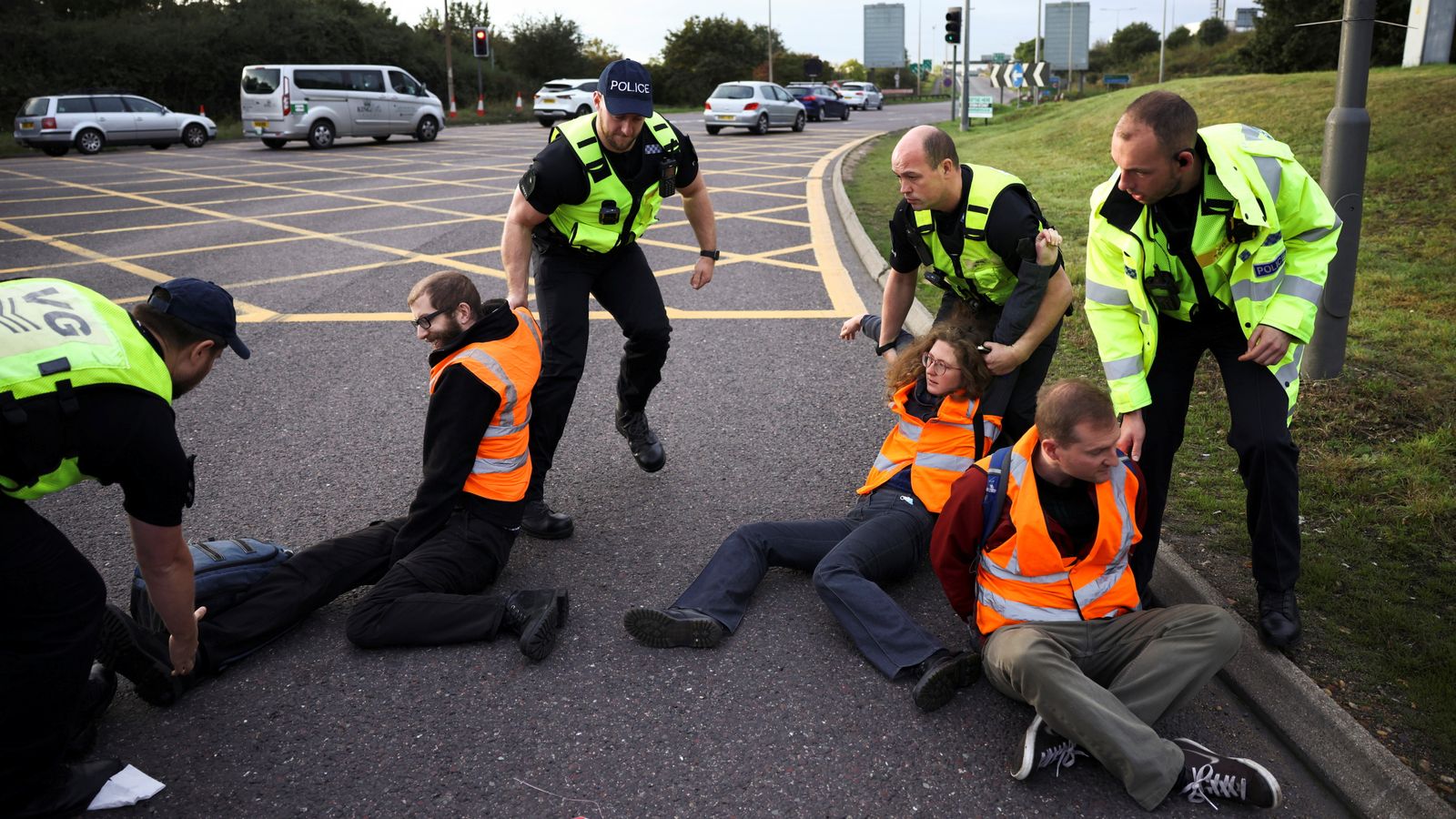 متظاهرو Insulate Britain يطلبون من السائقين تجنب الطريق السريع M25