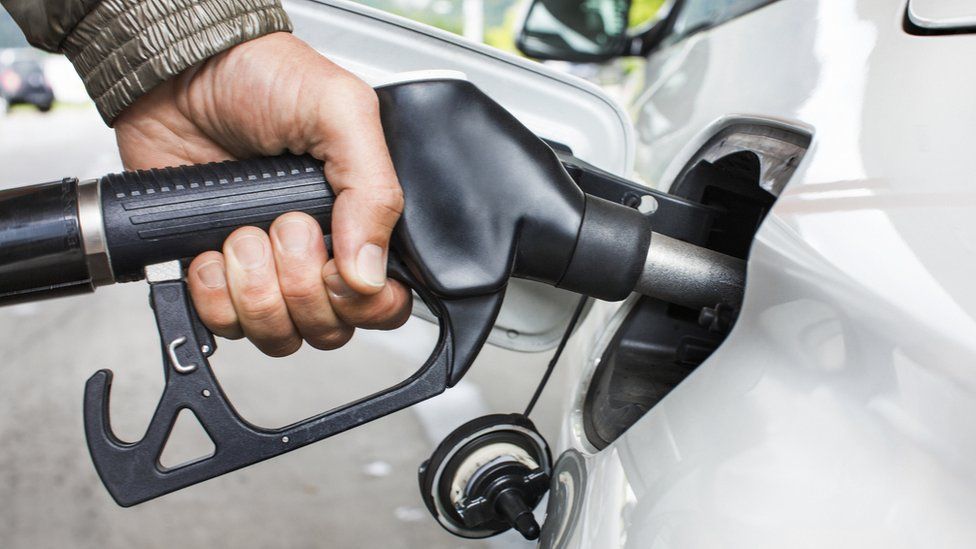 خبراء: أسعار البنزين تسجل ارتفاعاً قياسياً في بريطانيا