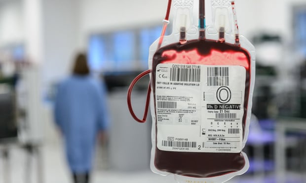 بريطانيا تغير قواعد التبرع بالدم لجذب المزيد من المتبرعين