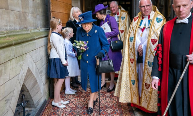 الملكة إليزابيث الثانية تستعين بعكاز للمشي لأول مرة منذ 20 عاماً