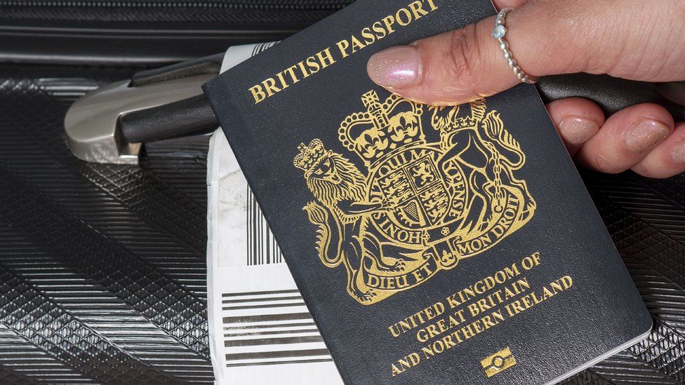 القبض على عصابة تمنح جوازات سفر مزورة للمجرمين في لندن