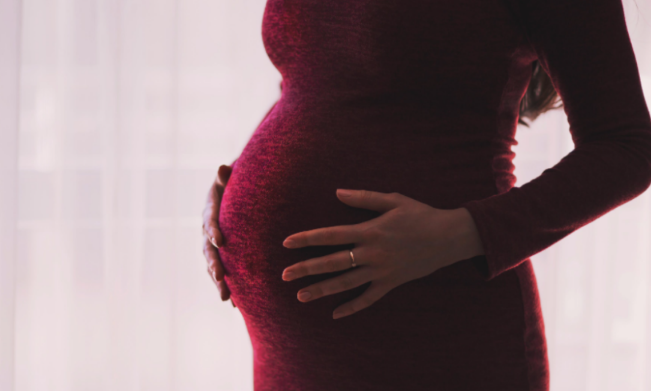 دراسة جديدة تؤكد: النساء الحوامل اللواتي تظهرن أعراض الإصابة بكورونا أكثر عرضة للولادة الطارئة
