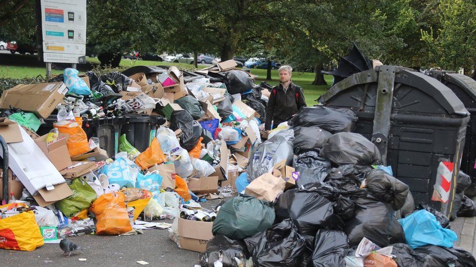 النفايات تغطي برايتون مع استمرار إضراب سائقي شاحنات القمامة