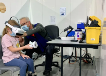 تستخدم عيادة اللقاح في كيبيك الواقع الافتراضي لإلهاء الأطفال عن الخوف من لقاح كورونا