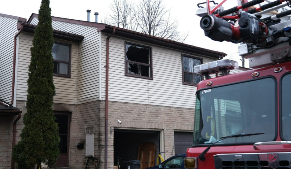 تورنتو وفاة رجل مسن وإصابة خمسة رجال إطفاء في حريق ضخم