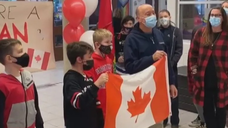 طلاب مدرسة في أونتاريو يحتفلون بحصول مديرها على الجنسية الكندية