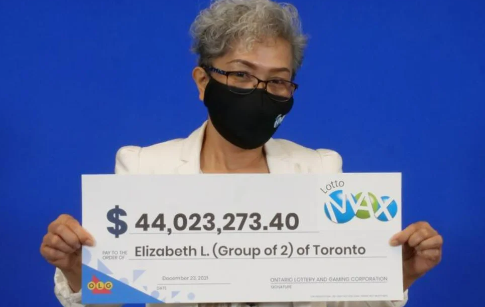 زوجان كنديان يحصلان على ما يقارب 44 مليون دولار بعد فوزهما بجائزة Lotto Max الكبرى