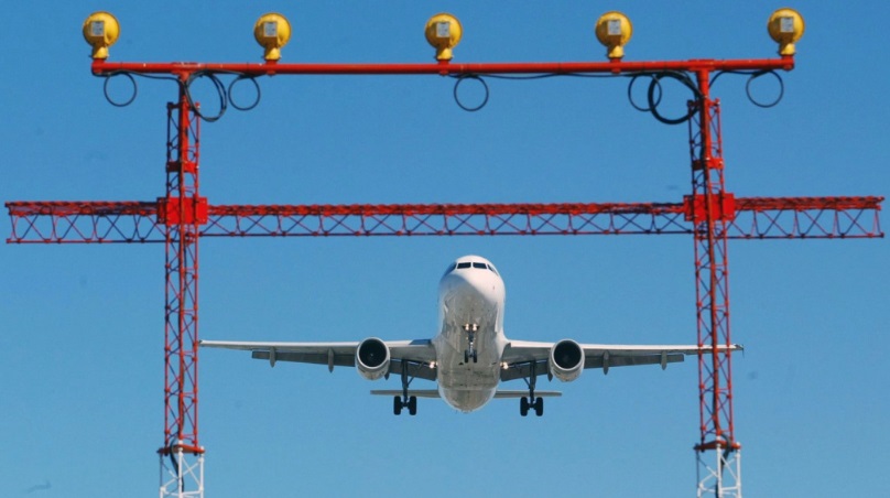 طائرة تستعد للهبوط في مطار بيرسون الدولي