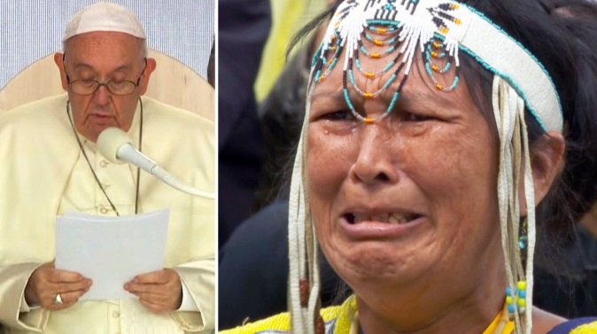 فيديو مؤثر لامرأة من السكان الأصليين تغني النشيد الوطني لكندا للبابا فرانسيس بعد الاعتذار