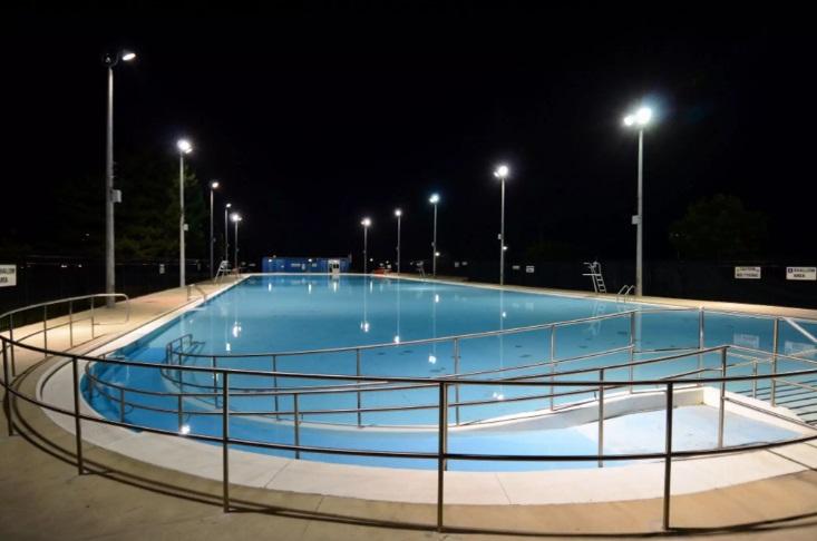 موجة الحر تجبر تورنتو على إبقاء حمامات السباحة مفتوحة حتى منتصف الليل
