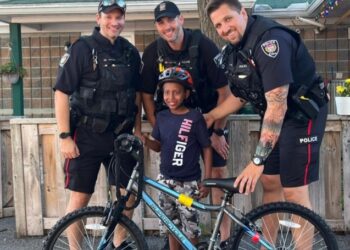 ضباط شرطة أوتاوا يشتركون معا لشراء دراجة جديدة لصبي 8 سنوات بعدما سُرقت دراجته