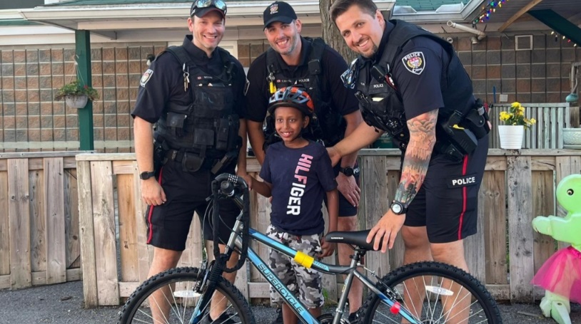 ضباط شرطة أوتاوا يشتركون معا لشراء دراجة جديدة لصبي 8 سنوات بعدما سُرقت دراجته