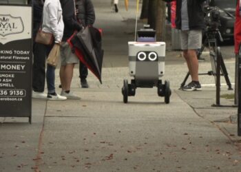 الأول من نوعه في المدينة.. روبوت يمكنه توصل البيتزا إلى العملاء في وسط فانكوفر