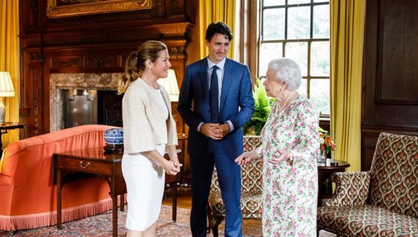 الملكة إليزابيث الثانية ورئيس الوزراء الكندي وزوجته