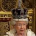 الملكة إليزابيث ترتدي التاج البريطاني