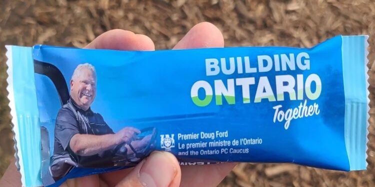 حزب المحافظين في أونتاريو يوزع قطع جرانولا مغلفة بصورة زعيمه دوغ فورد
