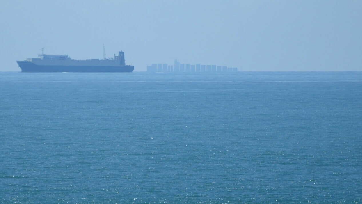سفينة تعبر مضيق تايوان