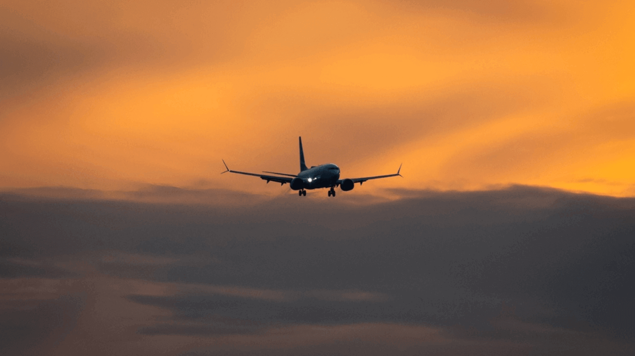 طائرة بوينج 737 ماكس تابعة لطيران ويست جيت متجهة إلى مطار فانكوفر الدولي