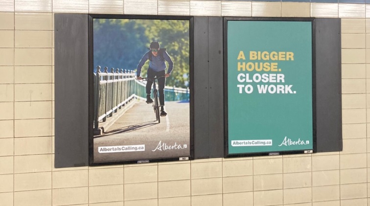 لوحات إعلانية في محطة مترو أنفاق تورنتو لحث السكان على الانتفال إلى ألبرتا للحصول على منزل أكبر