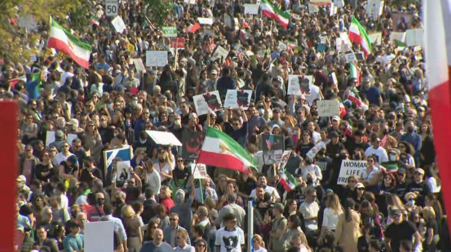 الآلاف يحتجون في مظاهرة "الحرية لإيران" بالقرب من تورنتو اليوم