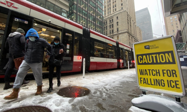 استمرار إزالة الثلوج عن الطرقات في تورنتو