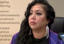 امرأة من السكان الأصليين تقول إن طفلها توفي بعد أن تركها المستشفى تلد بمفردها