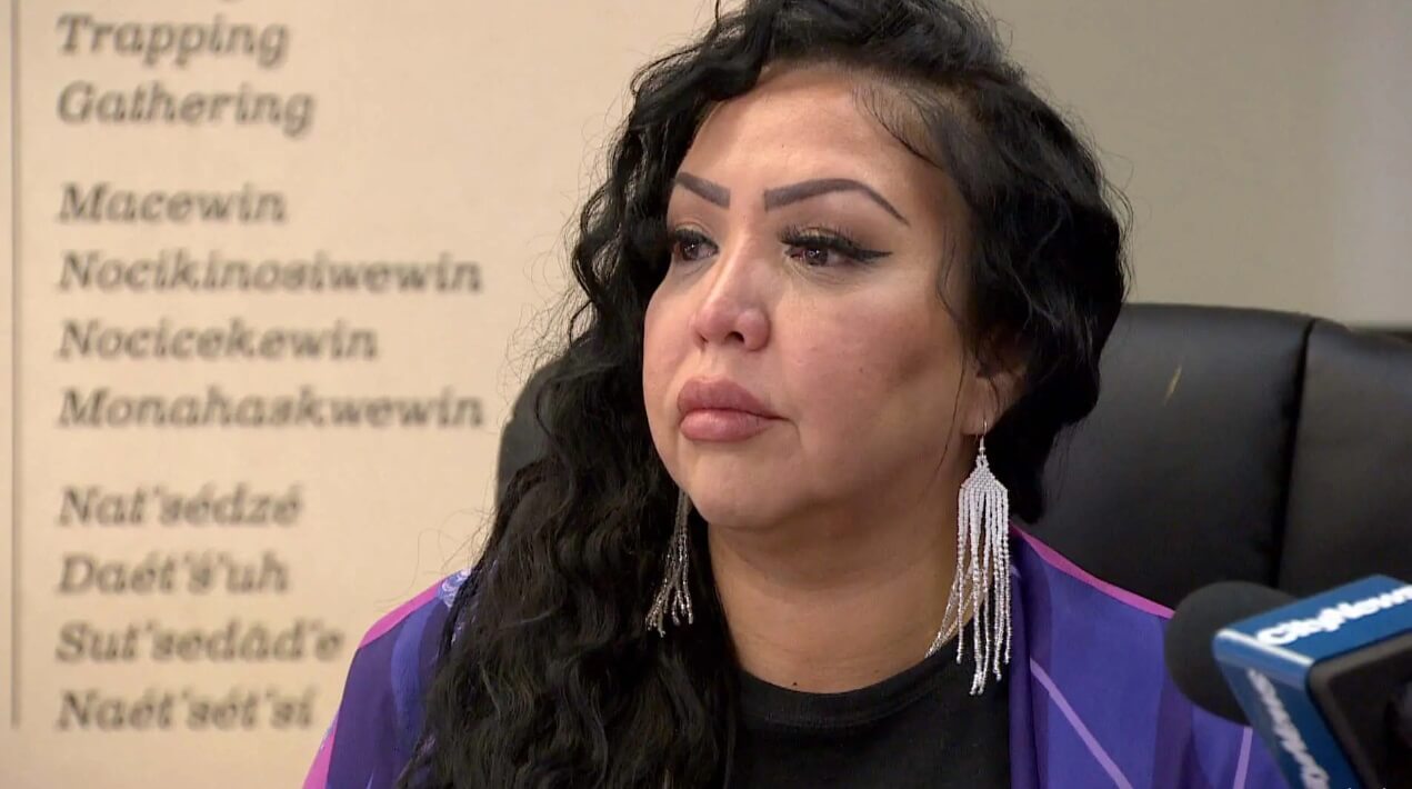 امرأة من السكان الأصليين تقول إن طفلها توفي بعد أن تركها المستشفى تلد بمفردها