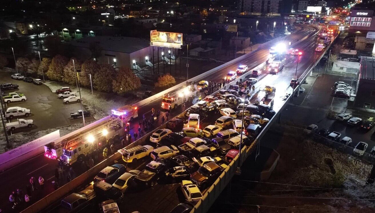 تصادم 100 سيارة على طريق سريع بأمريكا بعد تساقط الثلوج