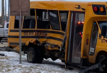 حادث تصادم بين حافلة مدرسية وشاحنة