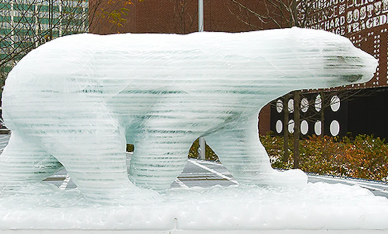 تمثال دب قطبي في وسط مدينة مونتريال
